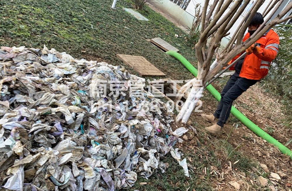 315黄山路化粪池垃圾清理